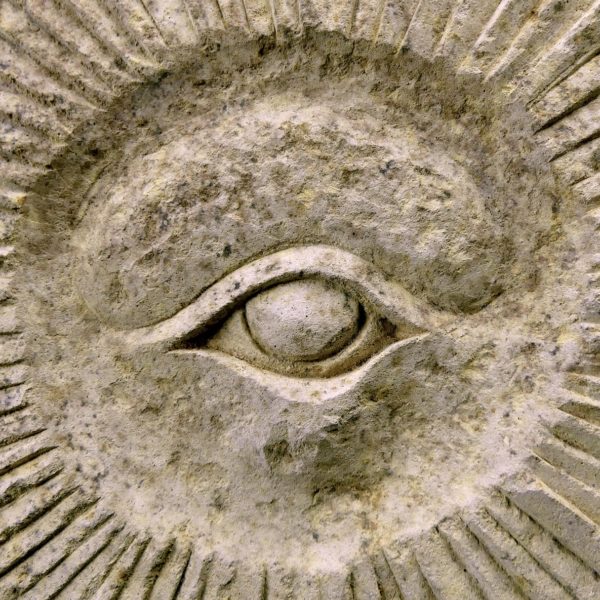 Œil de la Providence sculptée en pierre de sable sur socle (détail)
