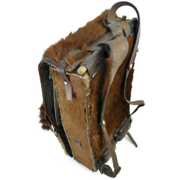 Sac à dos bicolore de l'armée suisse en cuir et fourrures de vachette WW2 (dessus 3/4)