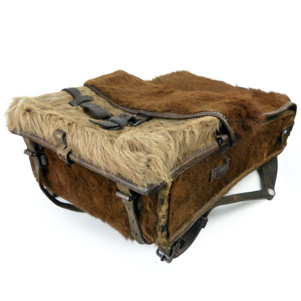 Sac à dos bicolore de l'armée suisse en cuir et fourrures de vachette WW2 (dessous 3/4)