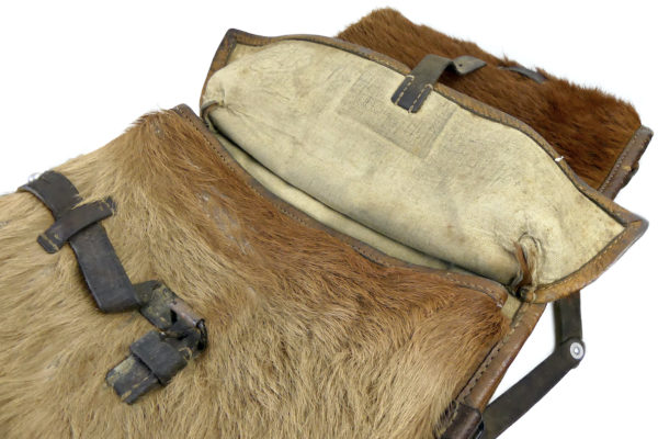 Sac à dos bicolore de l'armée suisse en cuir et fourrures de vachette WW2 (détail)