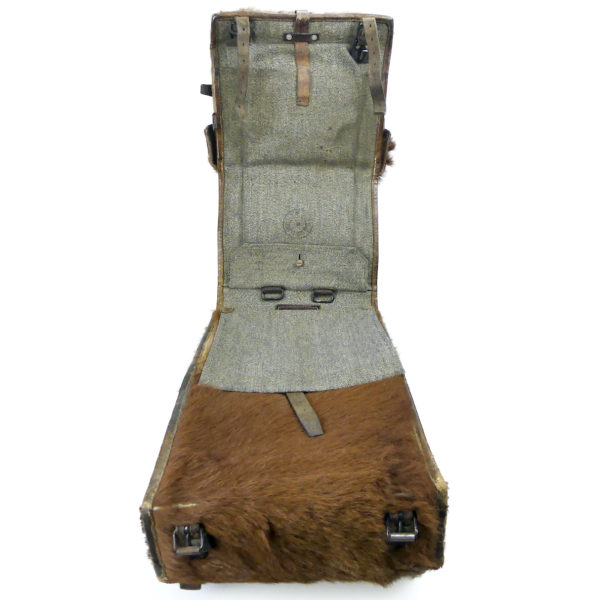 Sac à dos bicolore de l'armée suisse en cuir et fourrures de vachette WW2 (ouvert)