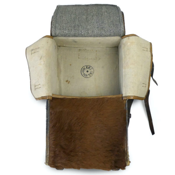 Sac à dos bicolore de l'armée suisse en cuir et fourrures de vachette WW2 (ouvert)