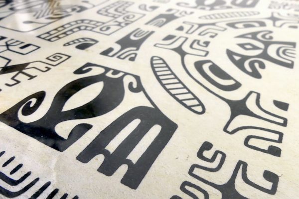 Grand tapa marquisien traditionnel encadré des îles Marquises Matatiki (détail)