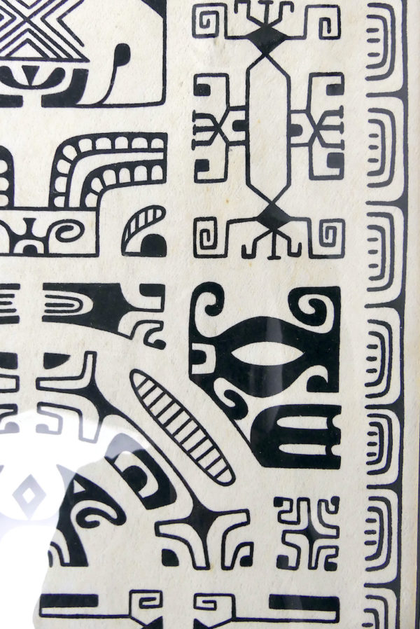 Grand tapa marquisien traditionnel encadré des îles Marquises Matatiki (détail)