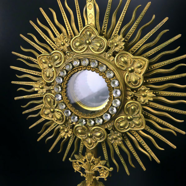 Ostensoir soleil du XIXe en laiton doré avec lunule en verre biseauté (détail)