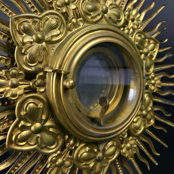 Ostensoir soleil du XIXe en laiton doré avec lunule en verre biseauté (détail)