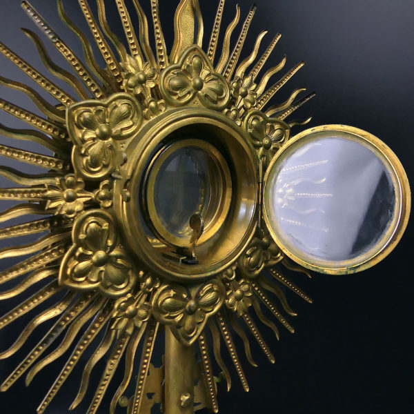 Ostensoir soleil du XIXe en laiton doré avec lunule en verre biseauté (détail)