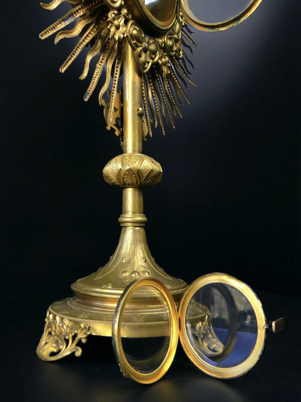 Ostensoir soleil du XIXe en laiton doré avec lunule en verre biseauté (détail)
