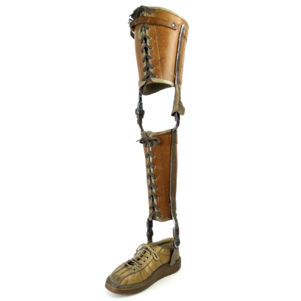 Orthèse de jambe en cuir moulé acier et basket Années 50 Pays-Bas (3/4)