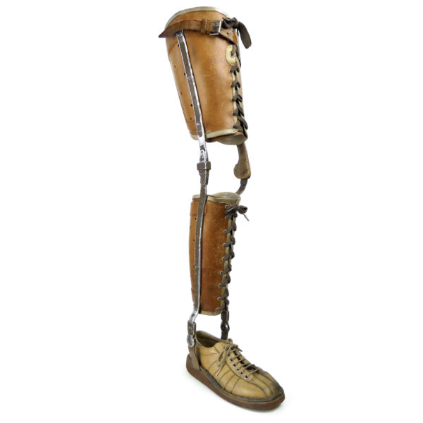 Orthèse de jambe en cuir moulé acier et basket Années 50 Pays-Bas (3/4)