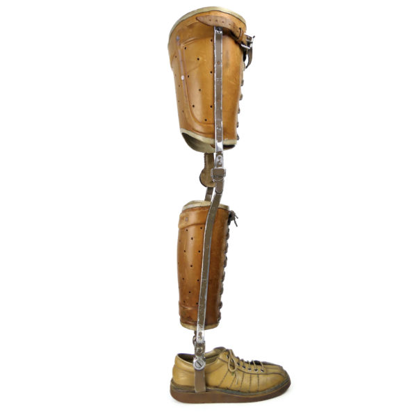 Orthèse de jambe en cuir moulé acier et basket Années 50 Pays-Bas (profil)