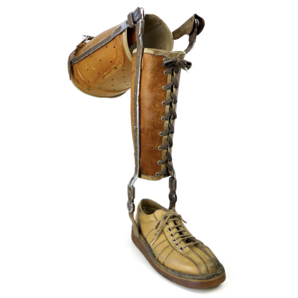 Orthèse de jambe en cuir moulé acier et basket Années 50 Pays-Bas (3/4 pliée)