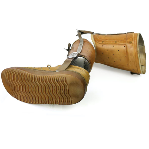 Orthèse de jambe en cuir moulé acier et basket Années 50 Pays-Bas (dessous pliée)
