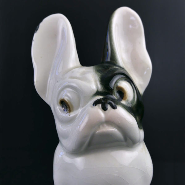 Bouledogue français assis en porcelaine de la mi-XXe (face)