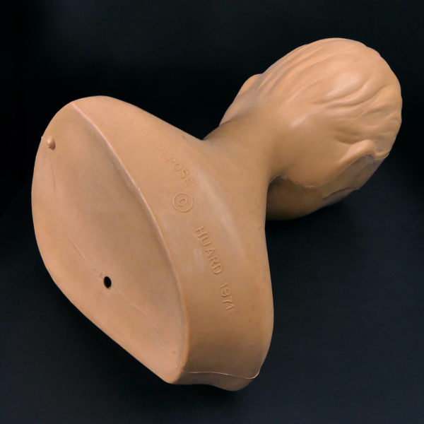 Tête à chapeau Twiggy collector rare signée Huard de 1971 en plastique (dessous)