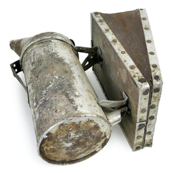 Enfumoir à abeilles ancien début XXe en métal bois et cuir Apiculture (dessous 3/4)