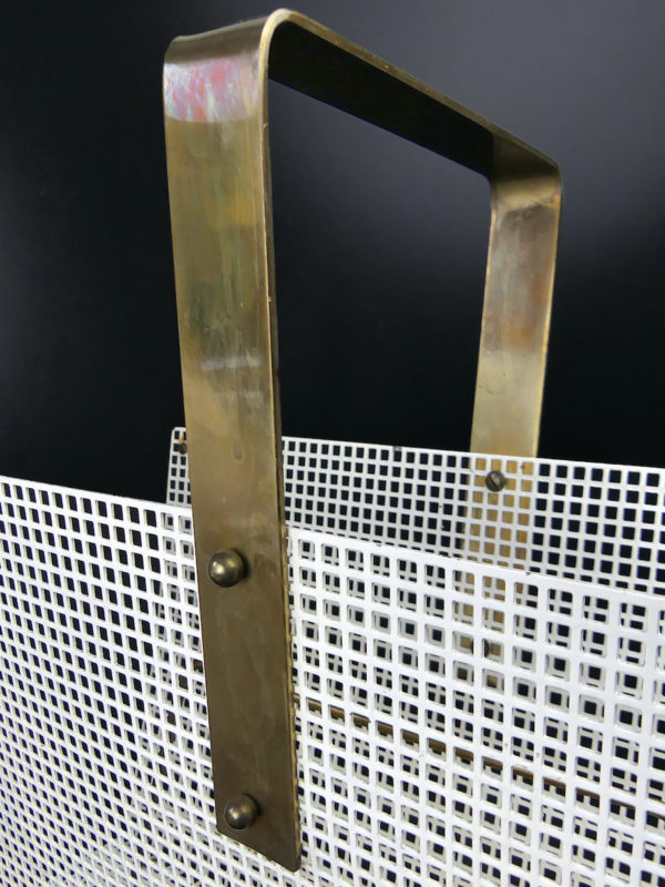 Porte-revue grillage blanc en métal et laiton Années 60 Design Allemand (détail)