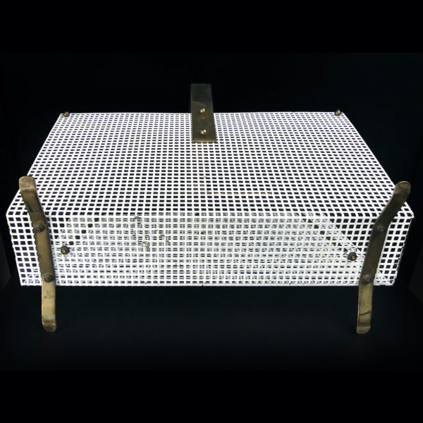 Porte-revue grillage blanc en métal et laiton Années 60 Design Allemand (dessous)
