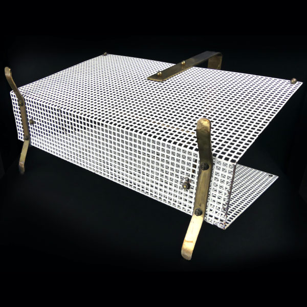 Porte-revue grillage blanc en métal et laiton Années 60 Design Allemand (dessous 3/4)