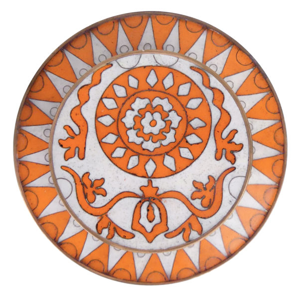 Pot à thé orange et blanc en cloisonné signé Fabienne Jouvin (dessus)