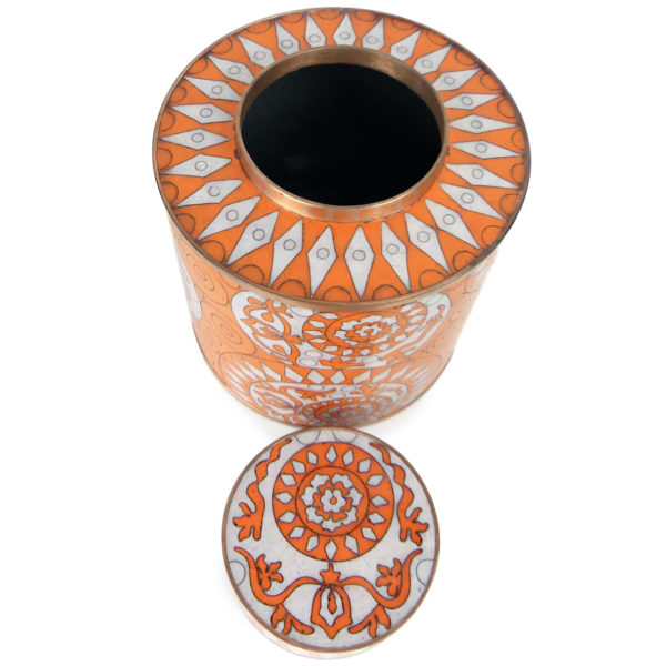 Pot à thé orange et blanc en cloisonné signé Fabienne Jouvin (dessus 3/4)