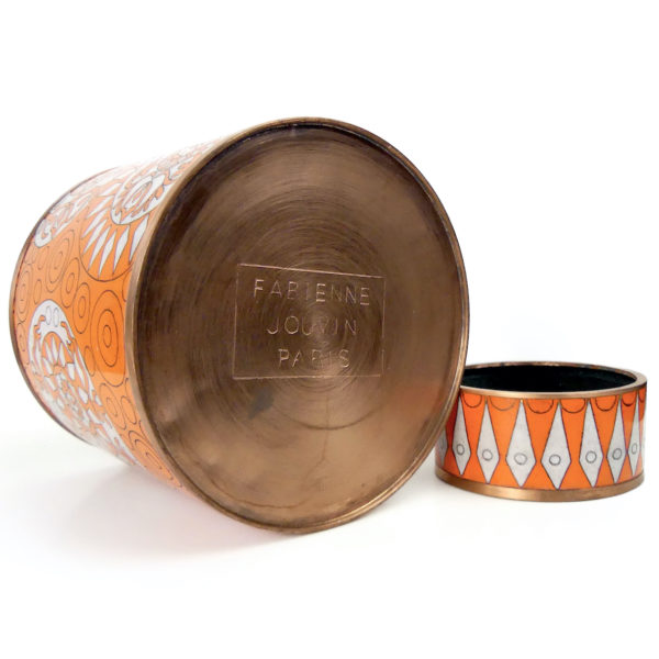 Pot à thé orange et blanc en cloisonné signé Fabienne Jouvin (dessous 3/4)