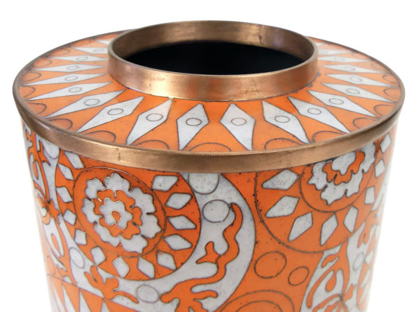 Pot à thé orange et blanc en cloisonné signé Fabienne Jouvin (détail)