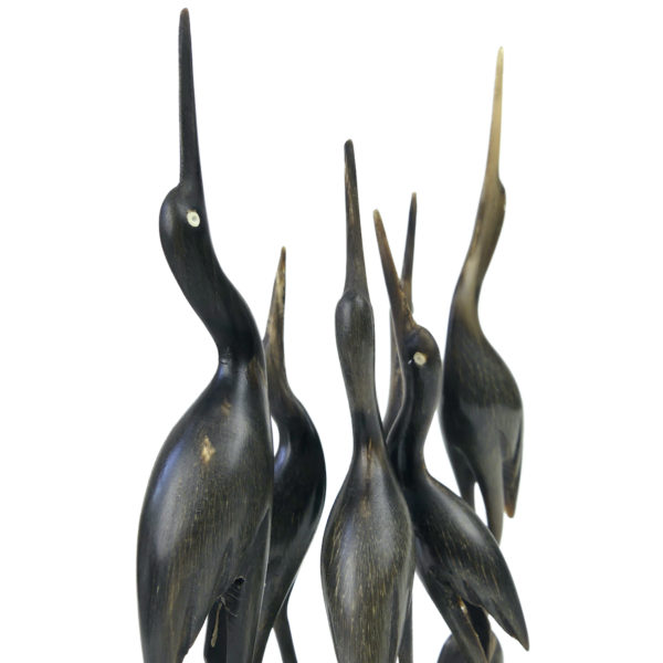 Groupe de six échassiers en corne sculptée Art Populaire (détail)