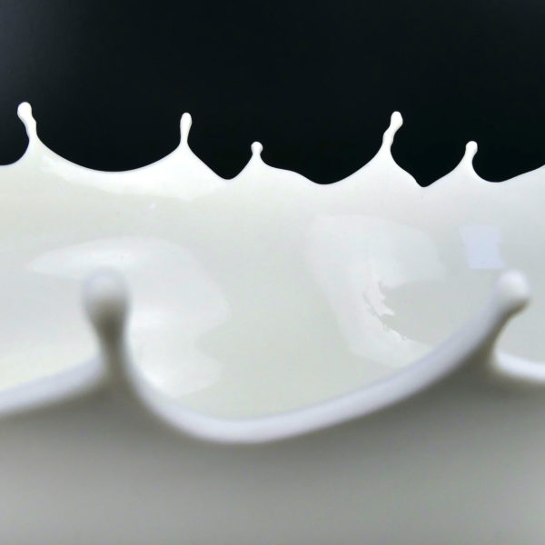 Coupe à fruits Dropp blanche du designer allemand Niels Römer (détail)