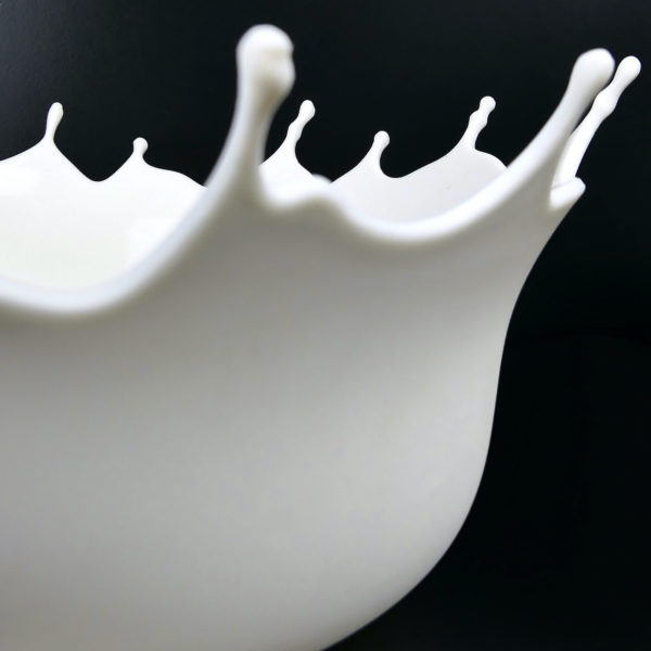 Coupe à fruits Dropp blanche du designer allemand Niels Römer (détail)