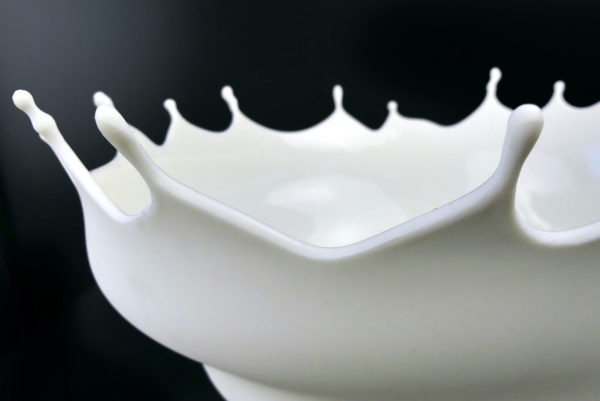 Coupe à fruits Dropp blanche du designer allemand Niels Römer (détail)