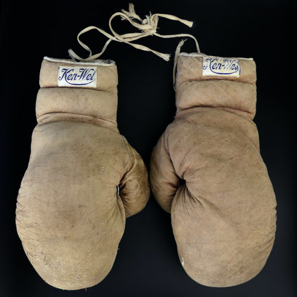 Gants de boxe Ken-Wel vintage en cuir usé USA 1945 (dessus)