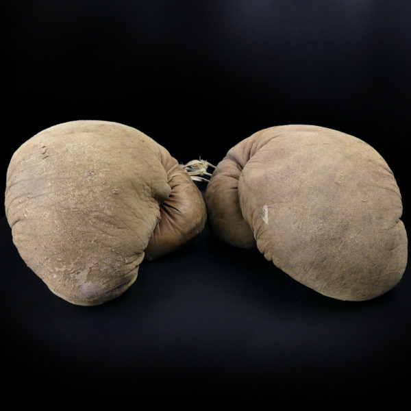 Gants de boxe Ken-Wel vintage en cuir usé USA 1945 (face)