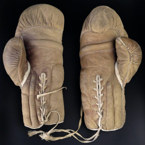 Gants de boxe Ken-Wel vintage en cuir usé USA 1945 (intérieur)