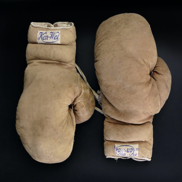 Gants de boxe Ken-Wel vintage en cuir usé USA 1945 (dessus)