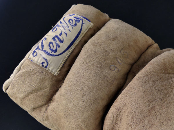 Gants de boxe Ken-Wel vintage en cuir usé USA 1945 (détail)