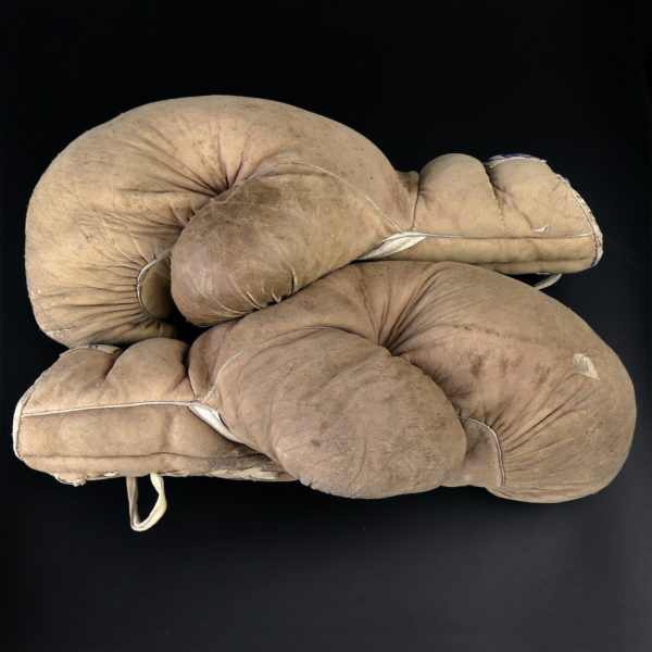 Gants de boxe Ken-Wel vintage en cuir usé USA 1945 (profil)