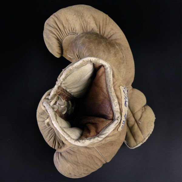 Gants de boxe Ken-Wel vintage en cuir usé USA 1945 (dessus)