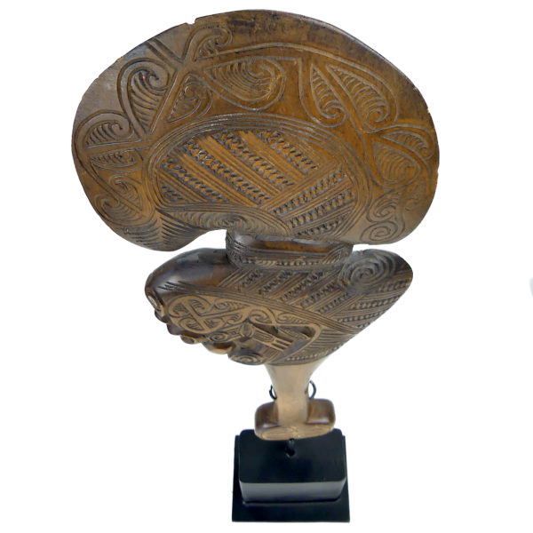 Kotiate rakau māori en bois clair et ormeau sur socle Nouvelle-Zélande (dessus 3/4)