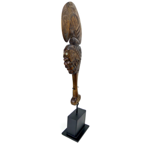 Kotiate rakau māori en bois clair et ormeau sur socle Nouvelle-Zélande (3/4)