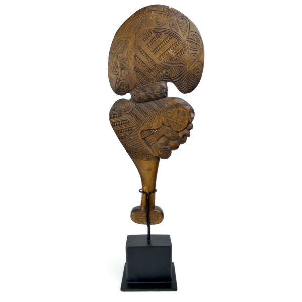 Kotiate rakau māori en bois clair et ormeau sur socle Nouvelle-Zélande (dos)