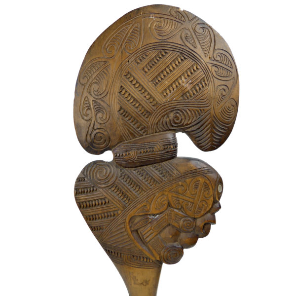 Kotiate rakau māori en bois clair et ormeau sur socle Nouvelle-Zélande (détail)