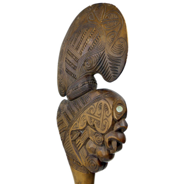Kotiate rakau māori en bois clair et ormeau sur socle Nouvelle-Zélande (détail)