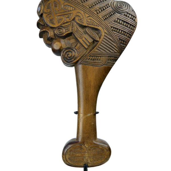 Kotiate rakau māori en bois clair et ormeau sur socle Nouvelle-Zélande (détail)