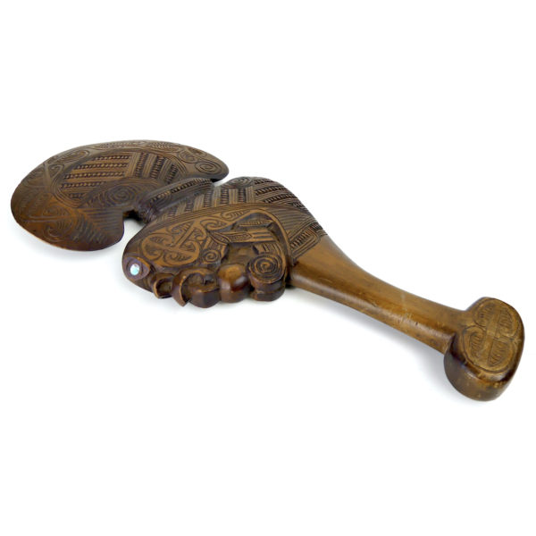 Kotiate rakau māori en bois clair et ormeau sur socle Nouvelle-Zélande (dessous 3/4)