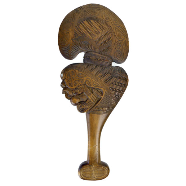 Kotiate rakau māori en bois clair et ormeau sur socle Nouvelle-Zélande (face)