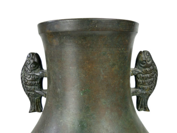 Vase ventru japonais en bronze patiné vert de gris Période Meiji (détail)