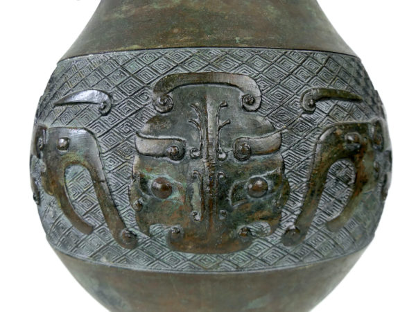 Vase ventru japonais en bronze patiné vert de gris Période Meiji (détail)