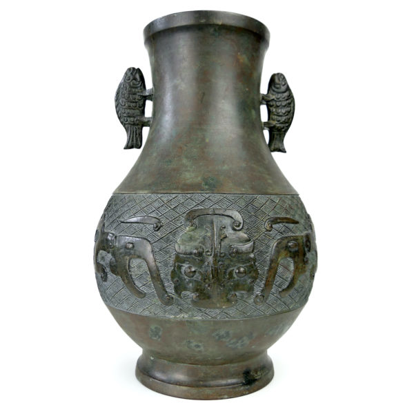 Vase ventru japonais en bronze patiné vert de gris Période Meiji (face)