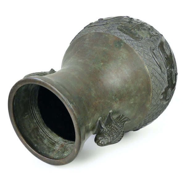 Vase ventru japonais en bronze patiné vert de gris Période Meiji (dessus 3/4)